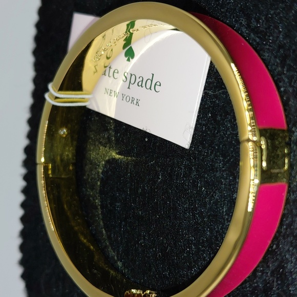 NEW Kate Spade Hole Punch Spade 10mm Hinge Bangle Bracelet Coral Enamel - Picture 2 of 6